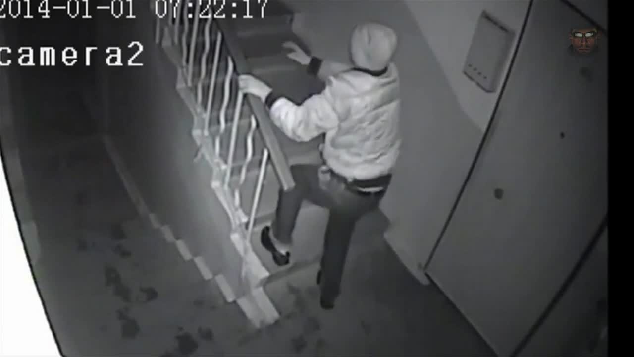 >Много пиян пич се прибира от парти