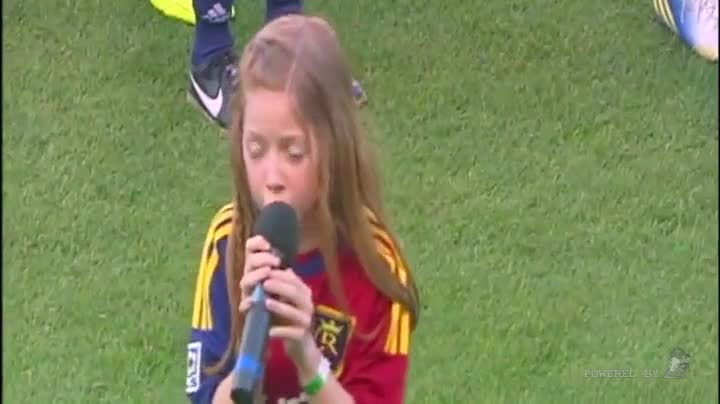 10-годишната Lexi Walker пее националния химн ...