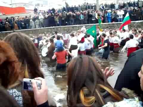 Ледено Хоро Във Водите На Тунджа