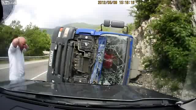 Цистерна се преобръща на завой ! На косъм !