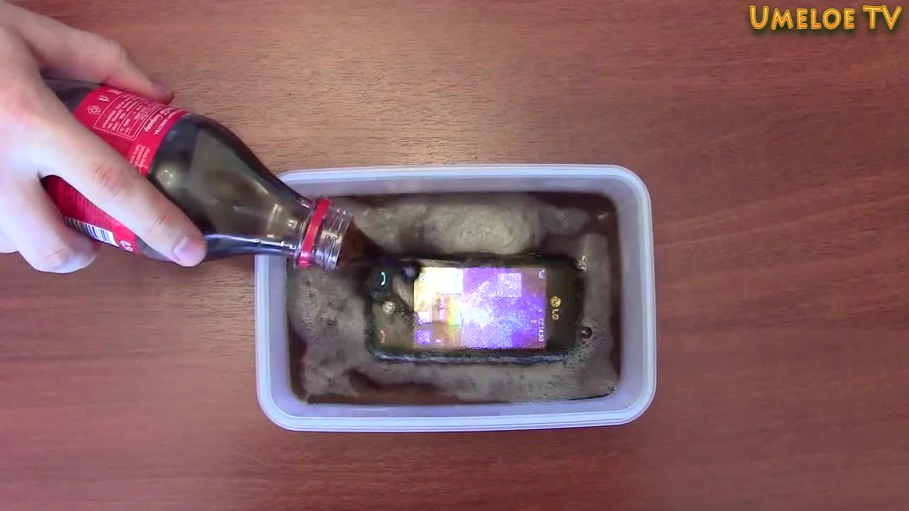 Какво се случва, ако замразите телефон в Coca- Cola