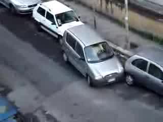 Жена Паркира Кола
