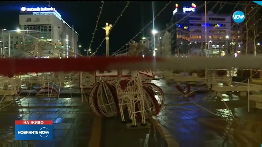 Ураганният ватър събори коледната украса в София