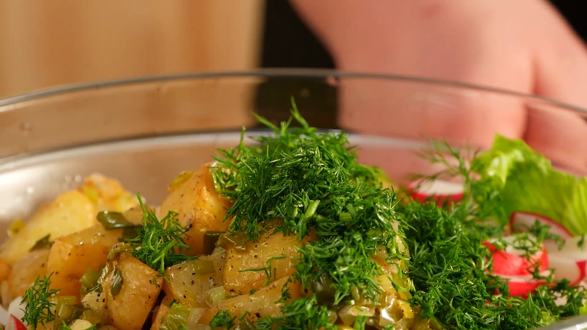 Зелена салата с пресни картофи