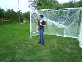 Ивелина играе футбол