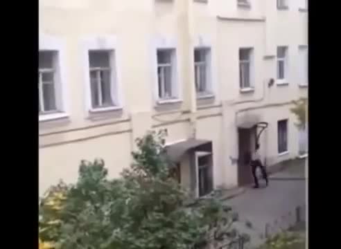 Пиян Руснак се прибира след запой!