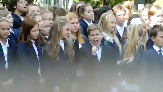 Момче се раздава на любимата си песен