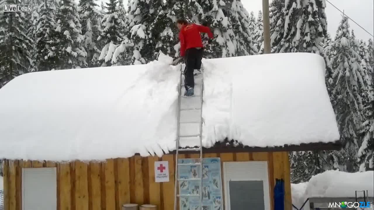 Ето така се чисти сняг от покрив