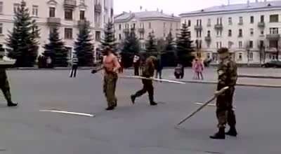 Традицията повелява! Вижте как приемат новобранци в руските специални части!