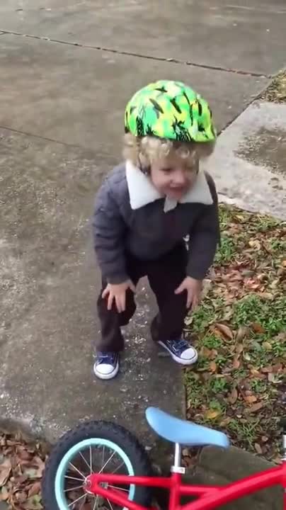 Само вижте как тези мъници се грижат един за друг!