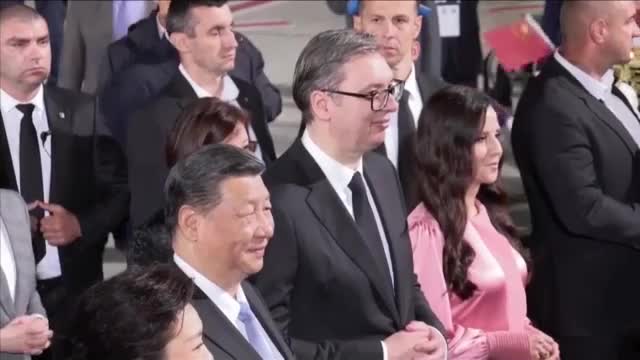 В Белград посрещнаха китайския президент с хора на летището
