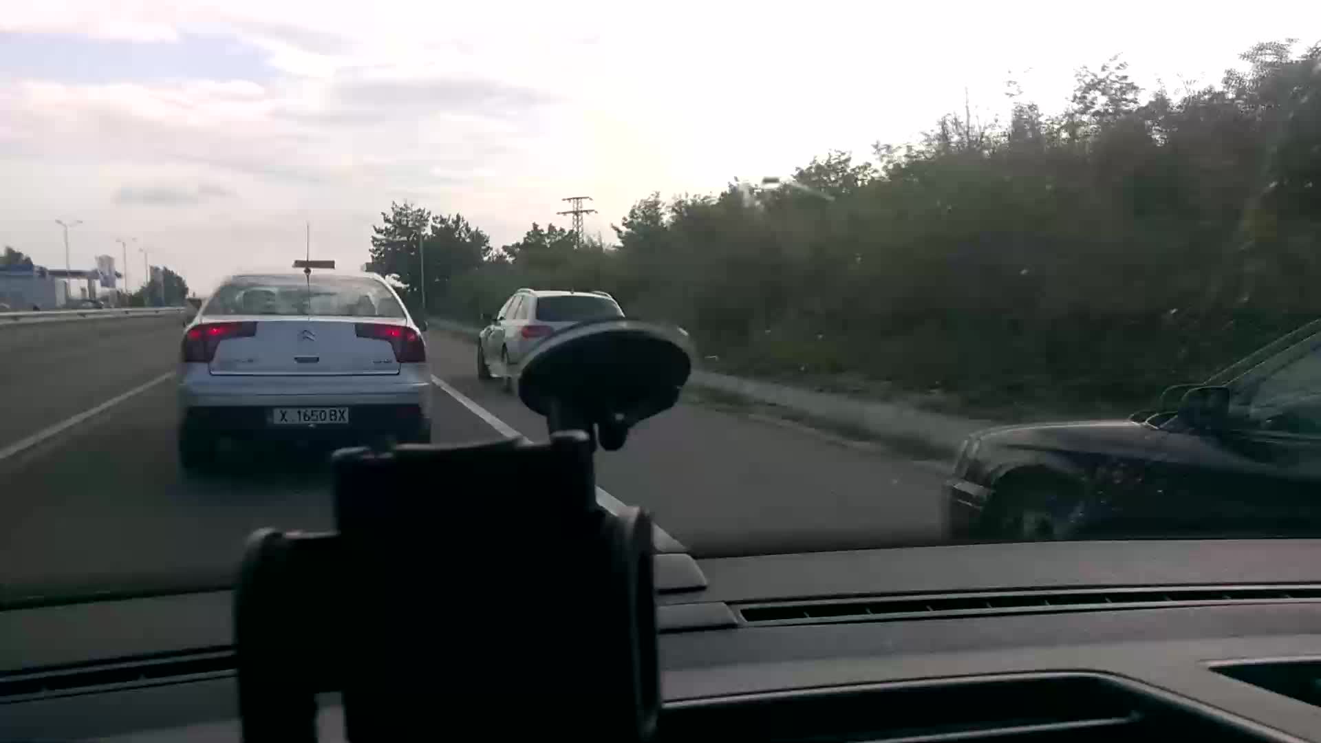 Шофиране в аварийна лента