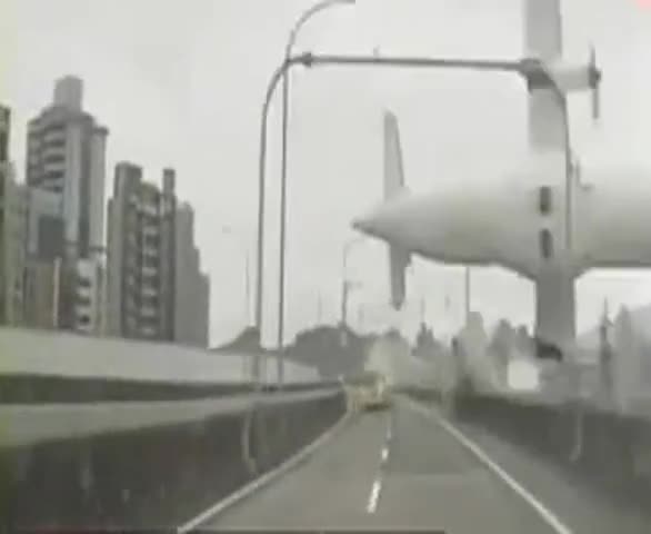 Катастрофата на самолета на Transasia в Тайпе, след удар в мост
