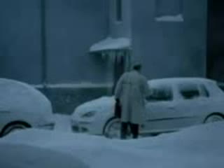 Мъж Чисти Кола От Сняг (голям Смях)