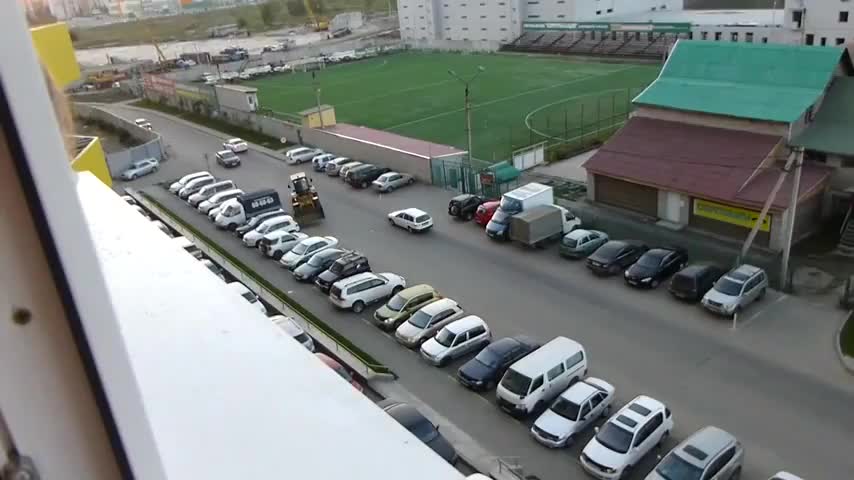 Пиян руснак шофира трактор!