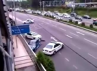 Тоя пич яко се позабавлява с полицията