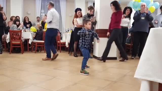 Малкият Дани - душата на купона