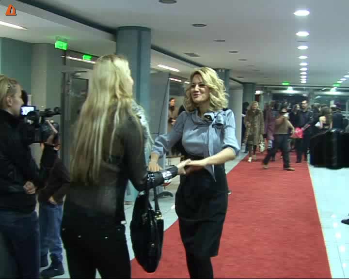 Глория стана Звезда на годината на светски награди