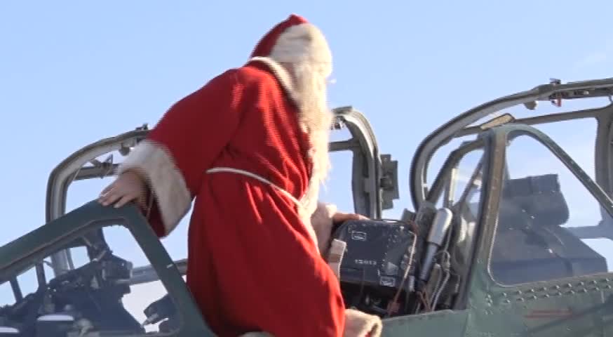 Дядо Коледа кацна с щурмови самолет