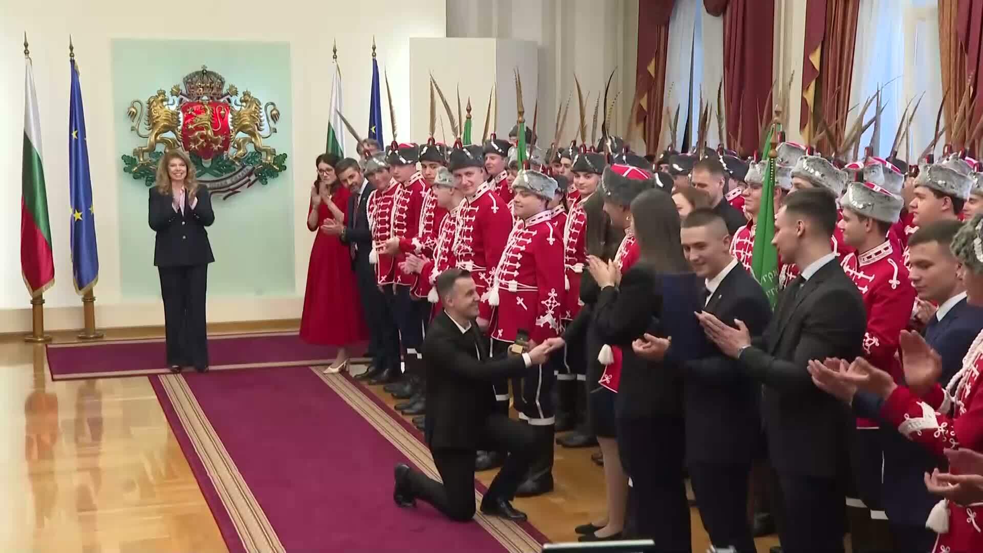 Предложение за брак пред президента: Доброволци в гвардейски отряд се сгодиха