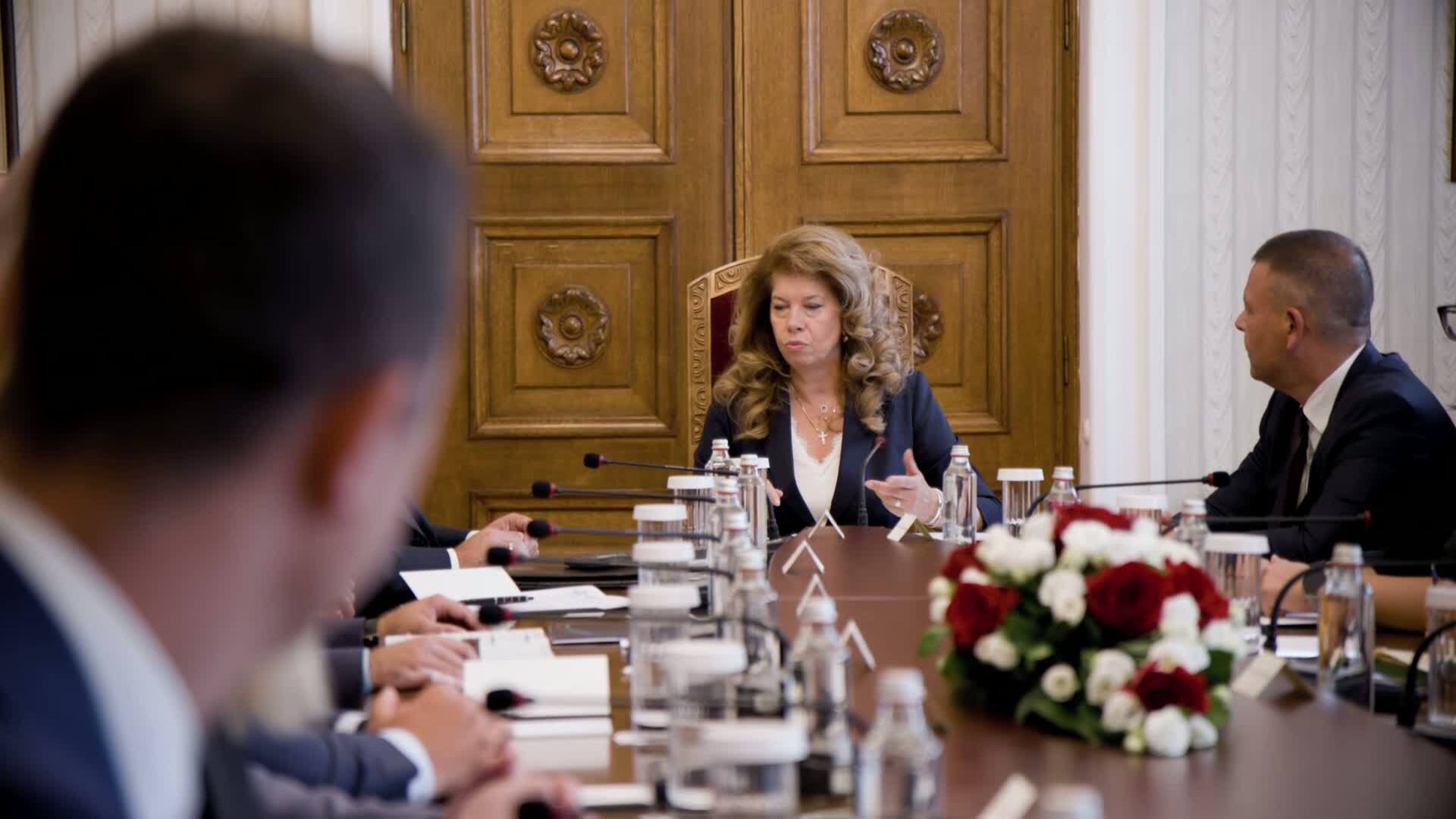 Илияна Йотова проведе среща за перспективите и предизвикателствата пред развитието на изкуствения интелект у нас