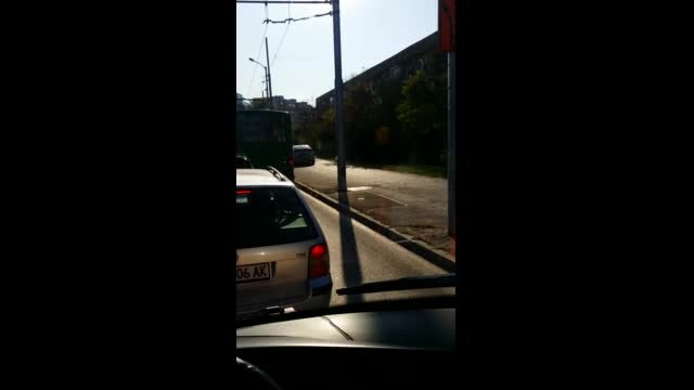 Лек автомобил разбутва пешеходци по тротоара