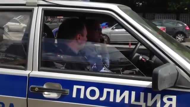 Полицаи се подчиняват на руски гражданин