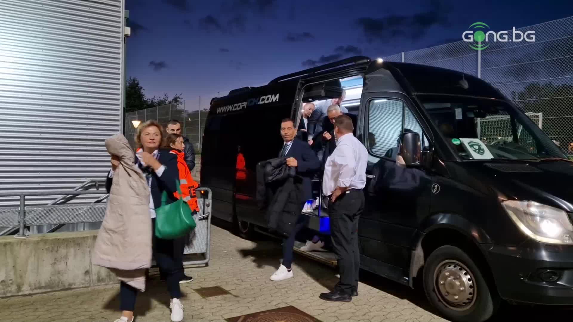 Официалната делегация на "орлите" първа пристигна на "Right To Dream Park"