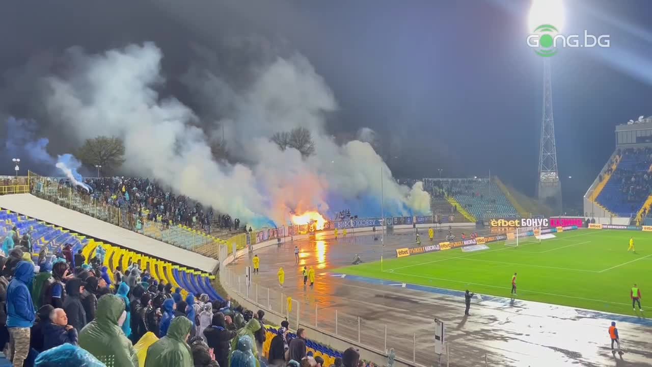 Феновете на Левски запалиха факли