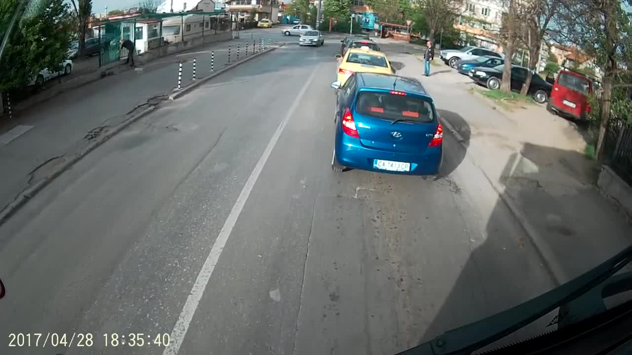 Шофьор кара по тротоара