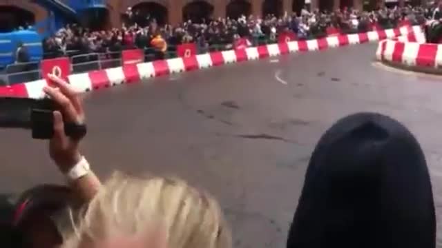 Жена си направи най - запомнящата снимка на болид от формула 1 от близо!