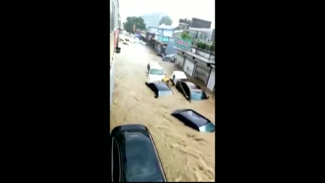 Силен дъжд причини огромно наводнение в китайски град