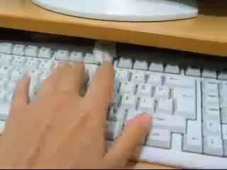 Коте помага на клавиатура