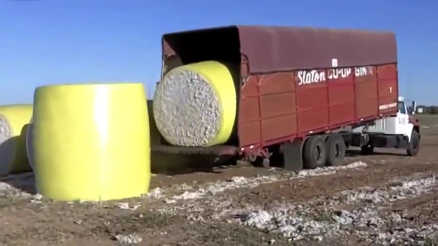 Шофьор на камион прецизно натоварва и разтоварва