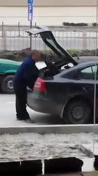 Варненски ,,тарикат" краде тротоарни плочи