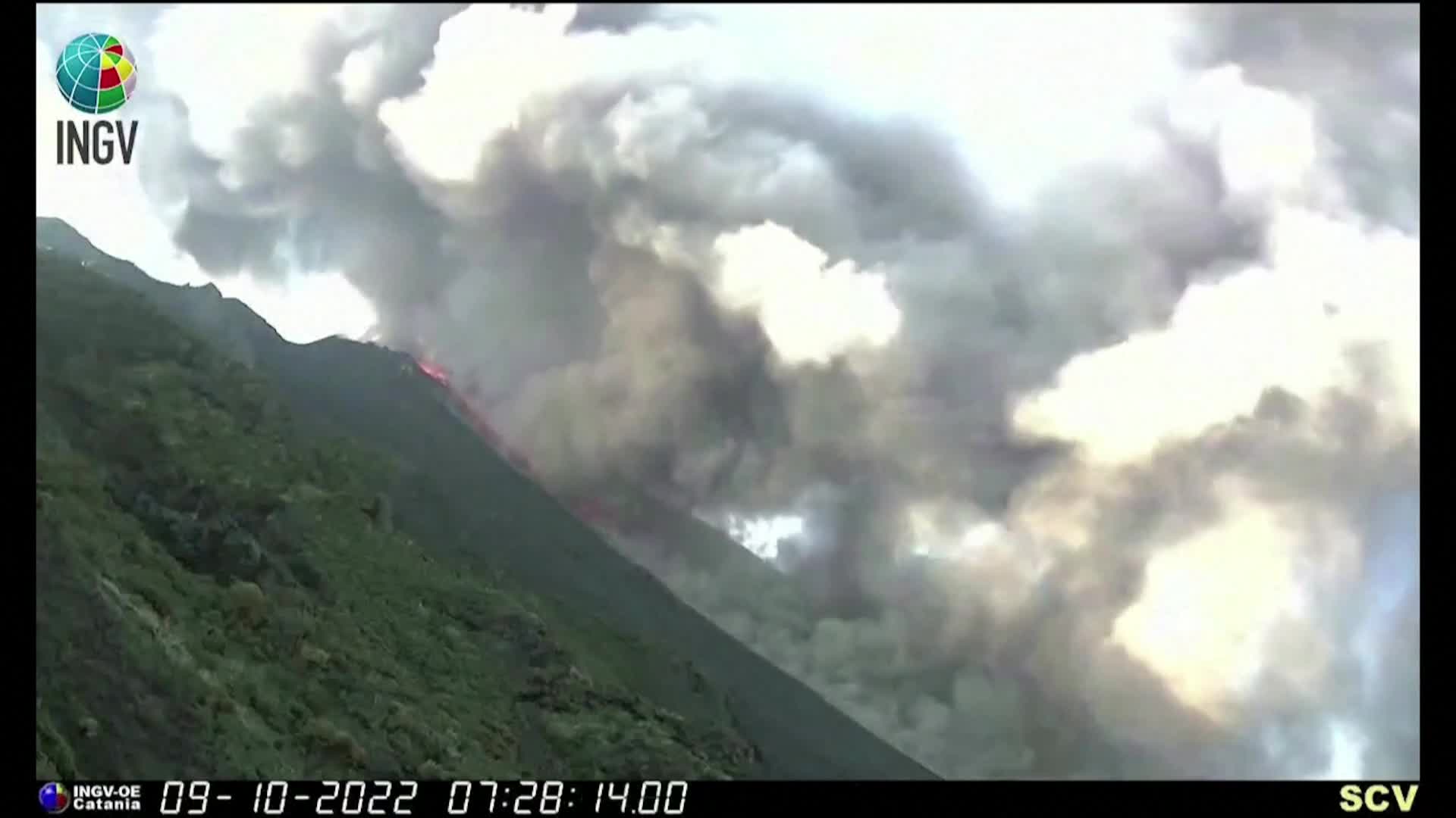 Изригването на вулкана Стромболи предизвика сеизмичен сигнал (ВИДЕО)