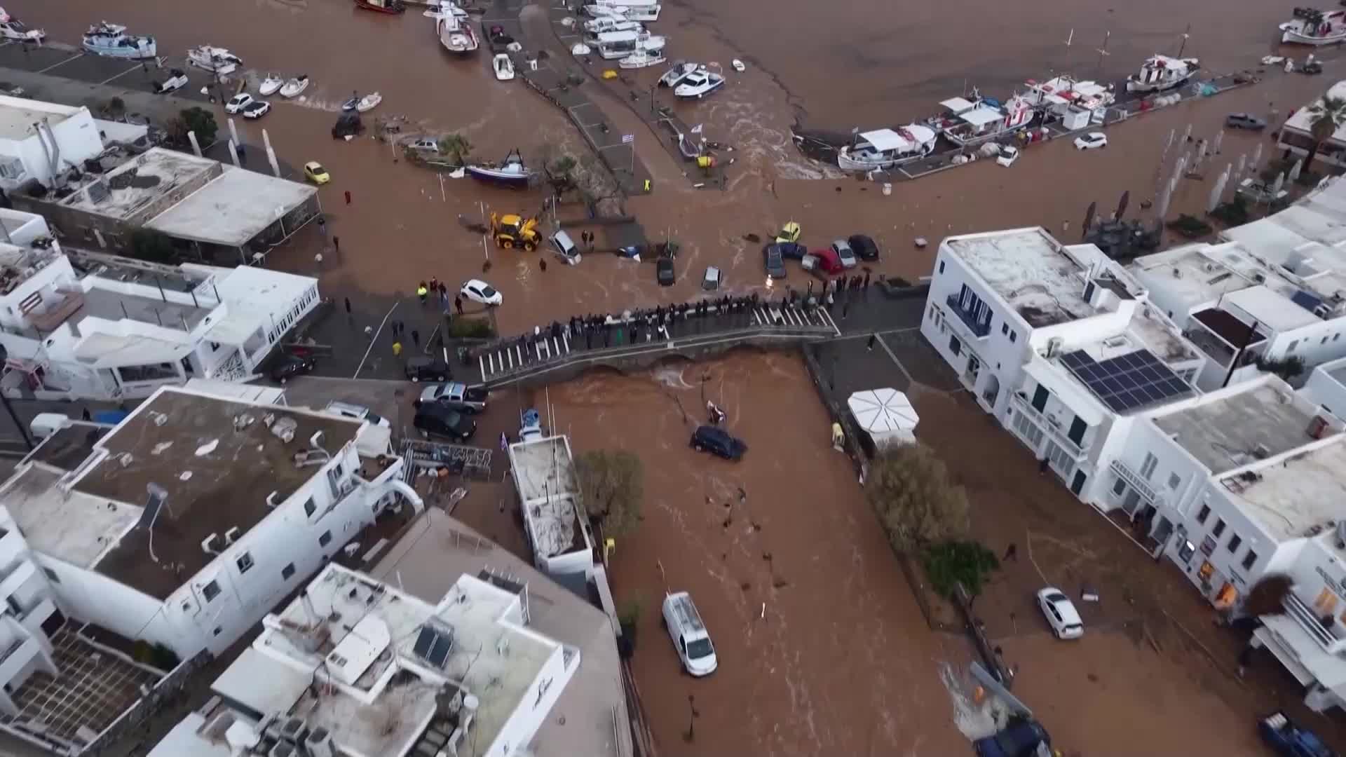 Силни бури връхлетяха Гърция, Крит е под вода