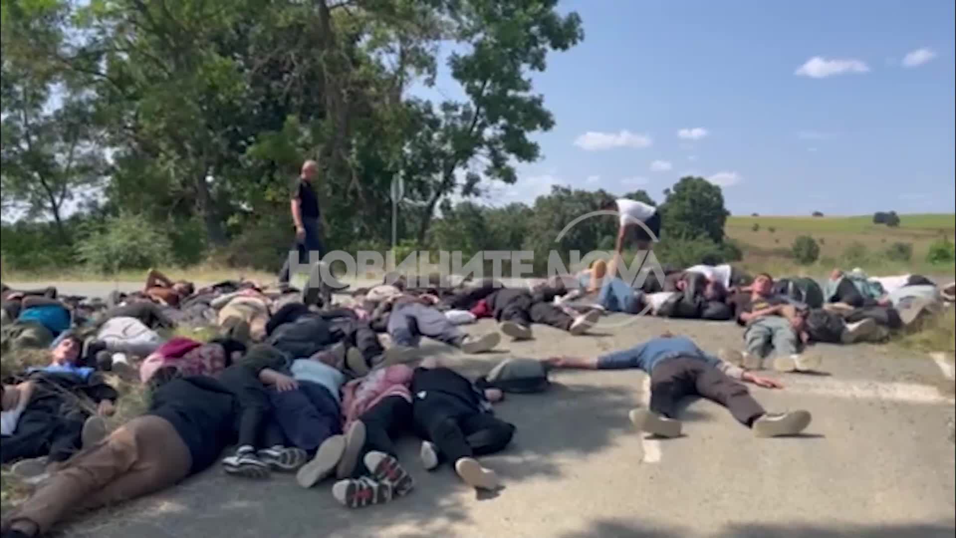 Десетки изтощени мигранти легнаха на път в Ямболско (ВИДЕО)