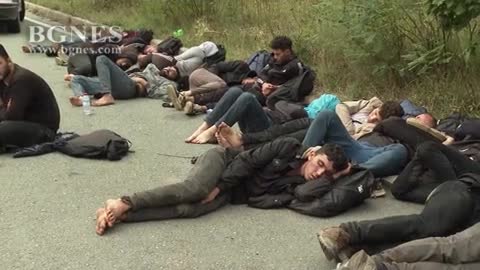 Задържаха 50 мигранти от Сирия в Бургаско.mp4