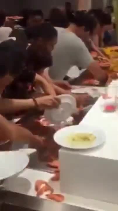 Как китайски туристи се обслужват на " шведска маса "!