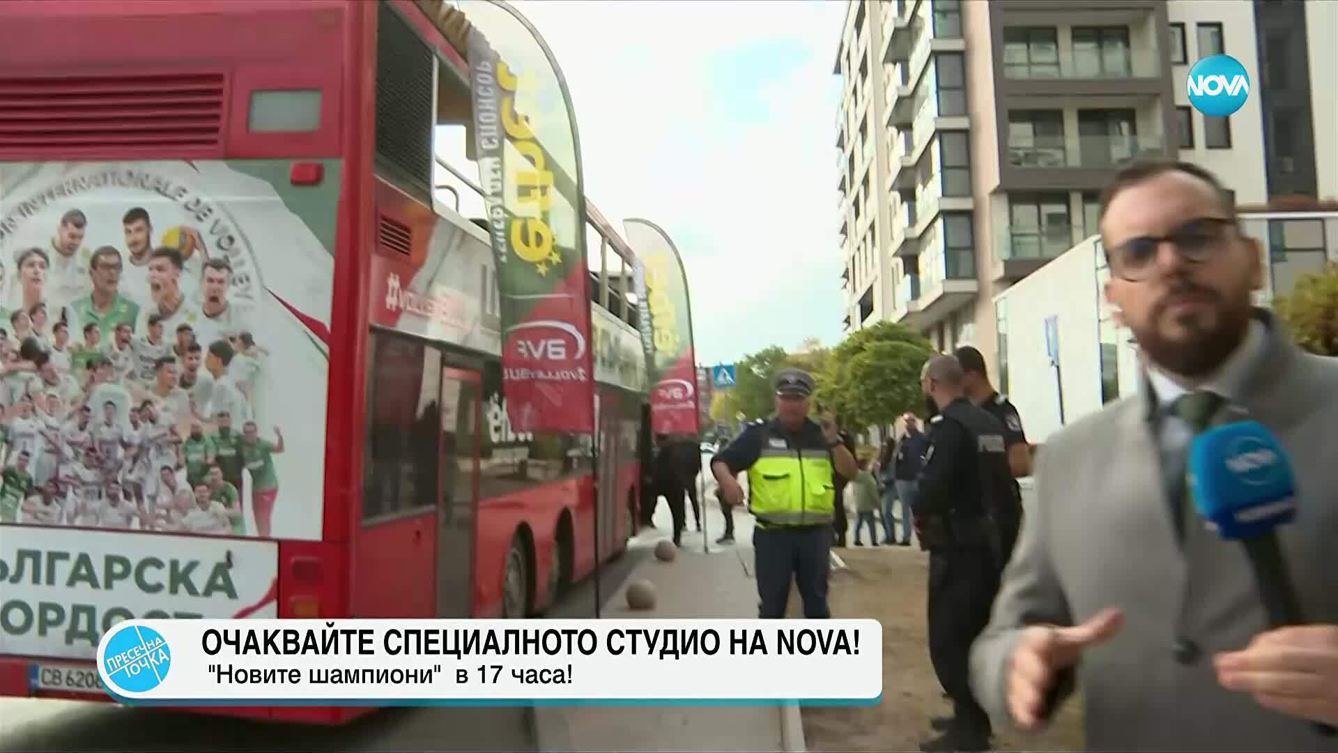 Волейболните национали раздаваха фотографи пред хотела си