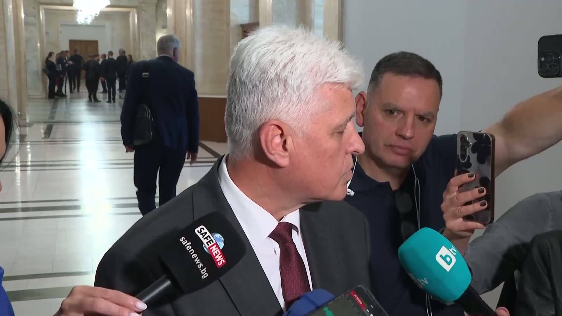 Военният министър: Българската армия не продава оръжие