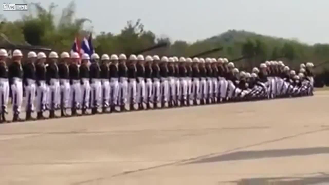 >Впечатляващо изпълнение ... Тайландски военен парад .