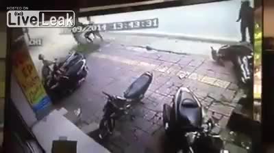 Мъж краде мотор, но нещо се обърква
