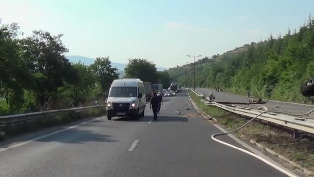 Камион катастрофира и пламна, шофьорът загина