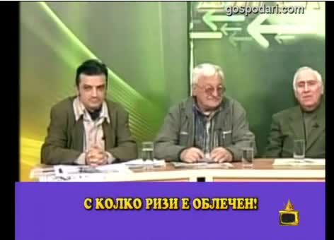 Погледнете този млад човек с колко ризи е облечен