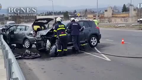 Две коли се удариха в Казанлък, има пострадали