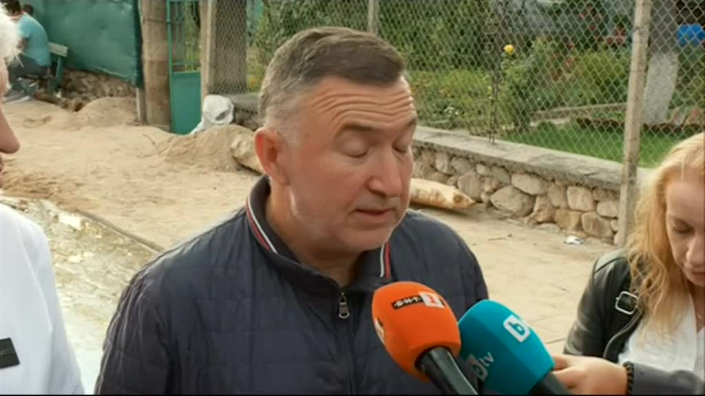 Военният министър: Разчистването на щетите в Карловско ще продължи и в празничния ден