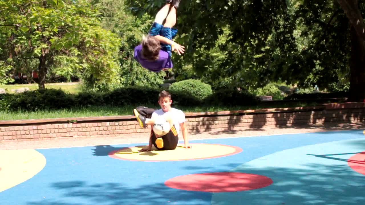 Kомбинация от Freestyle Football и Freerun - Енис Тодоров ft. Михаил Кирилов