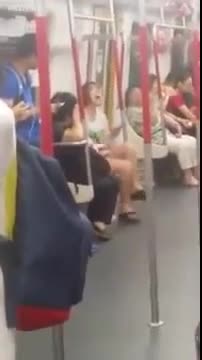 Реакцията на жена в метрото в Хонг Конг, когато разбира че батерията на телефона е изтощена
